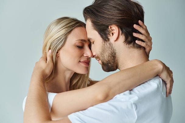 Um homem e uma mulher apaixonados abraçando em uma demonstração romântica de afeto e conexão. - Foto, Imagem