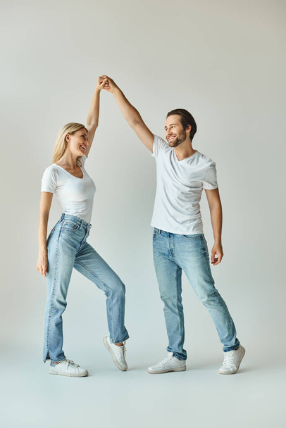Un hombre y una mujer participan en un baile apasionado, sus cuerpos se mueven fluidamente en sincronía con el ritmo de la música. - Foto, imagen