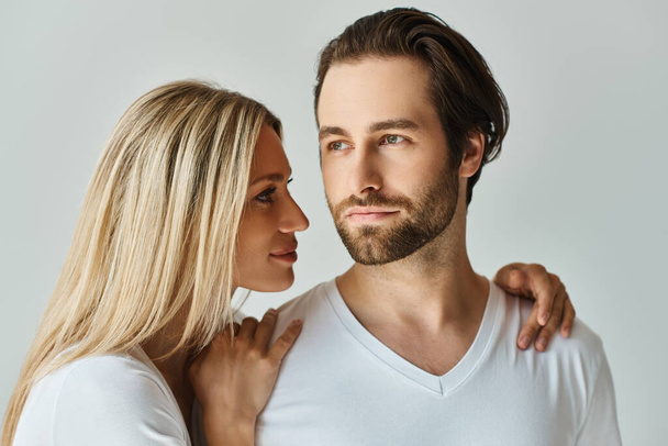 Ein Mann und eine Frau strahlen Romantik aus, als sie stilvoll für ein Foto posieren und ihre unbestreitbare Chemie und Anziehungskraft zur Schau stellen - Foto, Bild