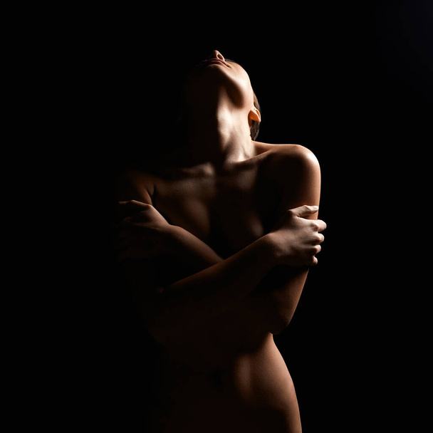 Alaston nainen siluetti pimeässä. Kaunis seksikäs alasti elin tyttö - Valokuva, kuva