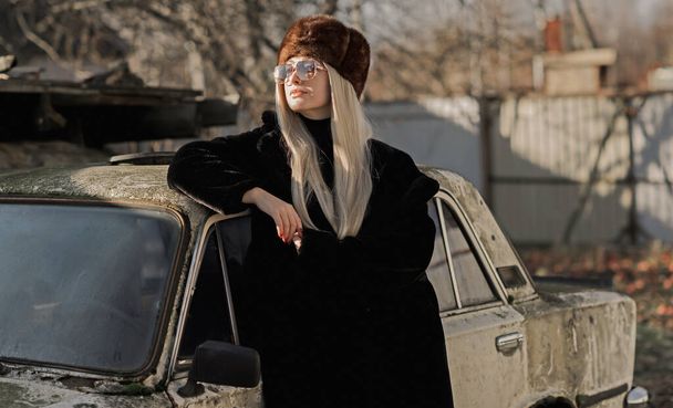 Esthétique slave bimbo. Portrait d'un type européen Tête blonde Jeune femme à la peau naturelle en fourrure chapeau unisexe.   - Photo, image