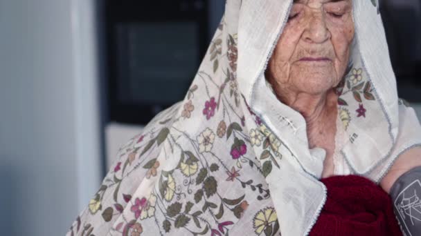 Muslimische ältere Frau nimmt ihren Blutdruck, wenn es ihr schlecht geht - Filmmaterial, Video