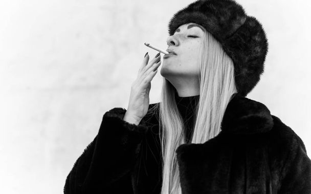 Begrip verslaving. Slavische Europese vrouw rookt een sigaret. Sluit het portret. Sensuele dame   - Foto, afbeelding
