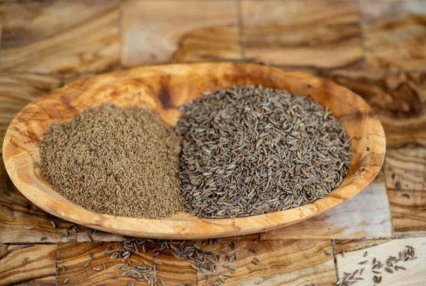 sementes de alcaravia Carum carvi sobre madeira de oliveira - Foto, Imagem