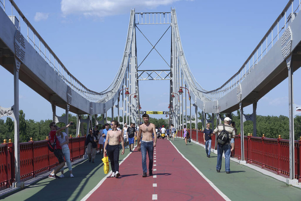 Lidé chodící po mostě pro chodce. 15. června2020. Kyjev, Ukrajina - Fotografie, Obrázek