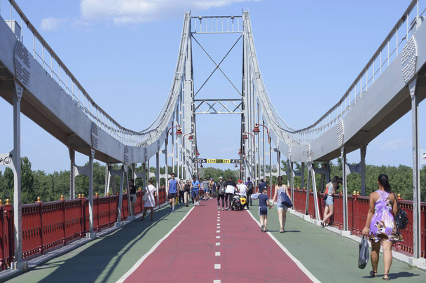 Люди ходять по пішохідному мосту. 15 червня 2020 року. Київ, Україна - Фото, зображення