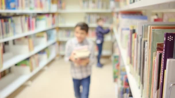 図書館で本を選択する少年たち - 映像、動画
