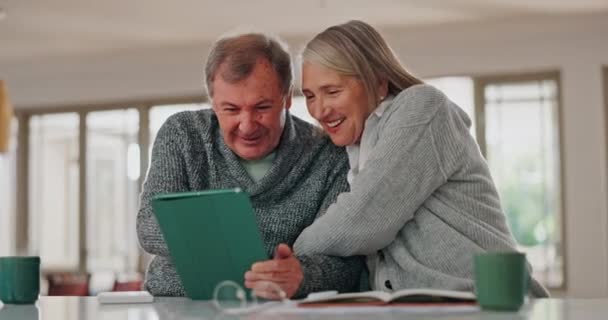 Oude echtpaar in keuken met tablet, lachen om online meme, grap of herinnering met liefde en knuffel. Glimlach, vrolijke vrouw en oude man met grappige social media post, komische e-mail of digitale app samen in huis - Video