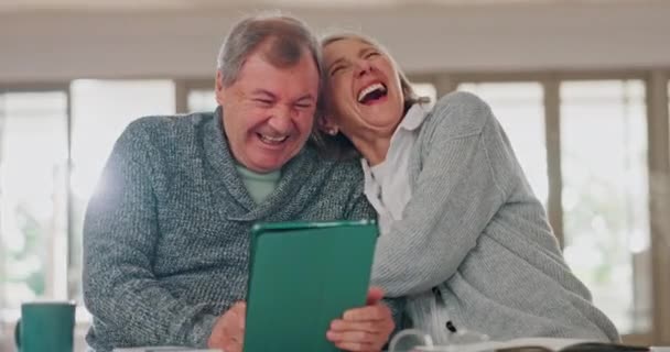 Планшет, сміх і старша пара мереж у соціальних мережах, мобільному додатку або Інтернеті разом. Щасливий, посмішка і літній чоловік і жінка на пенсії дивитися смішне відео про цифрові технології вдома. - Кадри, відео