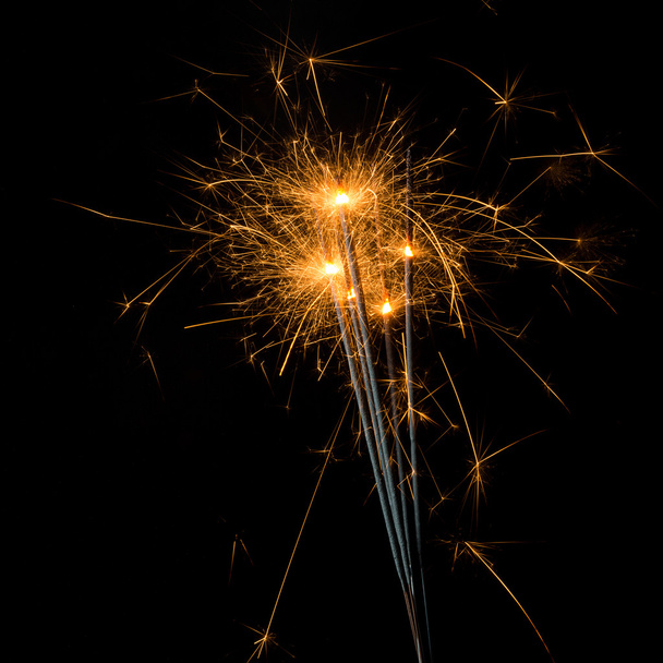 Fuochi d'artificio scintillanti su nero
 - Foto, immagini