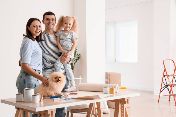 Ευτυχισμένη οικογένεια αγκαλιάζει κατά την επισκευή του νέου τους σπιτιού - Φωτογραφία, εικόνα