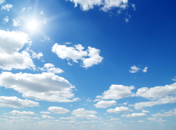 Λευκά σύννεφα στον γαλάζιο ουρανό - Φωτογραφία, εικόνα