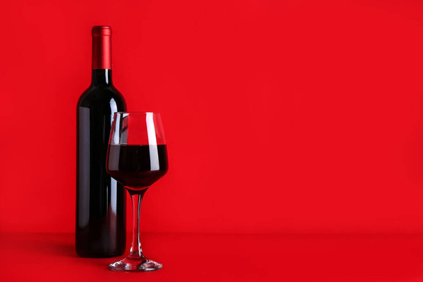 Palack és üveg vörösbor színes háttér - Fotó, kép