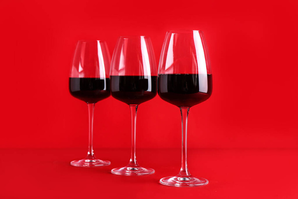 Szemüveg vörösbor színes háttér - Fotó, kép