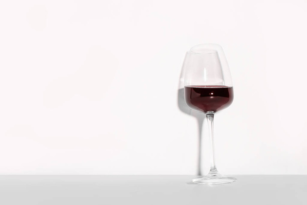 Verre de vin rouge sur fond blanc - Photo, image