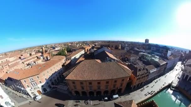HYPER-LAPSE: Вид на дрон над Феррарою, Італія, захоплює середньовічну архітектуру Ренесансу. Розташований замок сім'ї Есте виділяється в центрі, в оточенні мережі вулиць і площ. - Кадри, відео