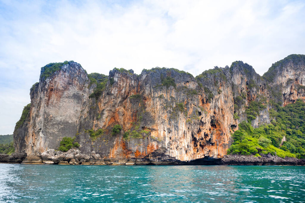 Kaunis trooppinen maisema Maya Bay Phi Phi saaret Thaimaassa yksi kuuluisimmista paikoista paratiisinäköalalla, hiekkaranta ja vihreät kivet  - Valokuva, kuva