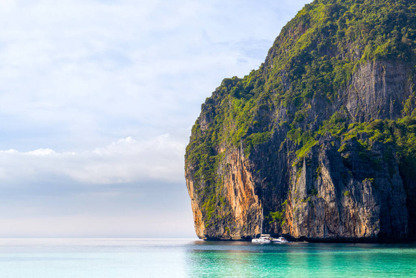 Hermoso paisaje al atardecer de la Bahía Maya en las Islas Phi Phi en Tailandia - uno de los lugares más famosos con vistas al paraíso, playa de arena y rocas verdes  - Foto, Imagen
