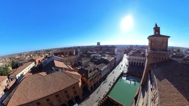 Las torres del castillo de Ferrara ofrecen una vista aérea impresionante de la ciudad de Ferrara UNESCO de Italia. castillo es impresionante edificio que fue construido en 1385 por la familia Este, que gobernó la ciudad y el Ducado de Ferrara. - Metraje, vídeo
