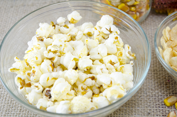 Piastra di vetro piena di popcorn
 - Foto, immagini