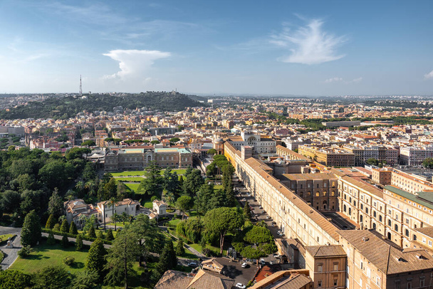 Ilmakuva Vatikaanin museoista ja puutarhoista Vatikaanivaltiossa Rooman ympäröimänä, Italia - Valokuva, kuva