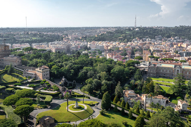 Skyline-Ansicht der Vatikanischen Gärten in der Vatikanstadt. Luftaufnahme der Vatikanstadt und Rom, Italien - Foto, Bild