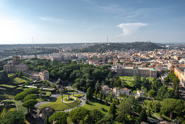 Vue panoramique des jardins du Vatican dans la Cité du Vatican. Vue aérienne de la Cité du Vatican et Rome, Italie - Photo, image