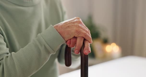 Bastón de caminar, manos y personas mayores con discapacidad en el hogar para apoyo, atención médica y ayuda en la jubilación. Paciente anciano, primer plano y bastón para equilibrio de artritis, parkinson y rehabilitación. - Metraje, vídeo