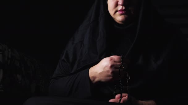 Mujer musulmana joven en ropa de oración negra y pañuelo para la cabeza - Metraje, vídeo