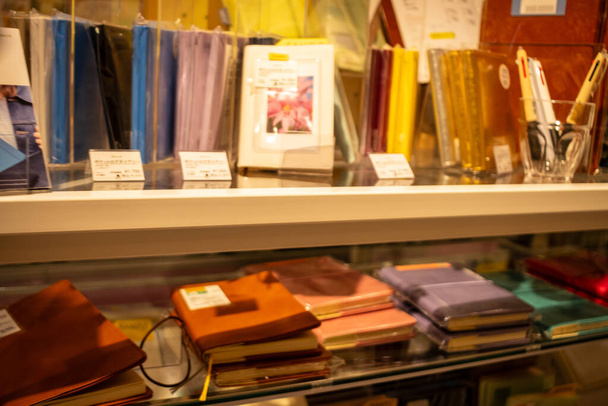 Tokyo, Japan, 28 oktober 2023: Variety of Notebooks Weergegeven in een boekenwinkel in Tokio - Foto, afbeelding