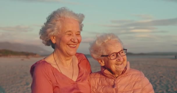 Onnellinen, ranta ja vanhemmat naiset ystäviä eläkkeelle loma, seikkailu tai loma auringonlasku. Hymyile, matkusta ja vanhusten naisten kanssa heijastus, muisti tai ajattelu valtameren viikonloppuna matkan. - Materiaali, video