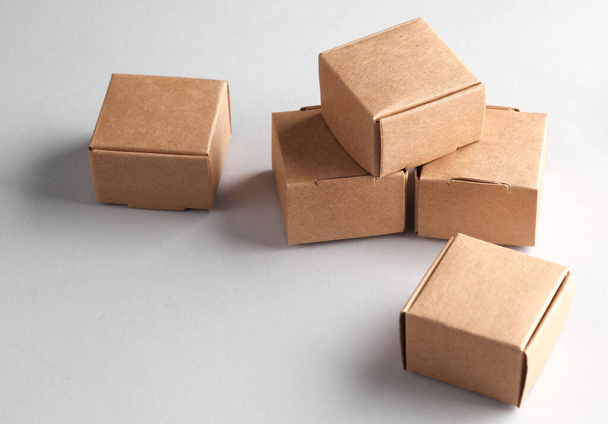Boîtes artisanales en carton colis sur fond gris - Photo, image
