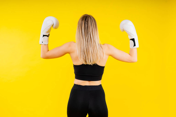 Boxeadora femenina sonriente, concepto de deporte individual, estilo de vida activo, salud y competencia - Foto, Imagen