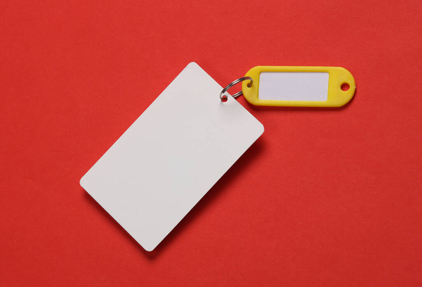 赤い背景の札が付いているプラスチック キー カード. デザインのテンプレート - 写真・画像