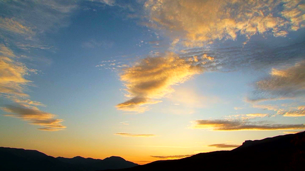 Bewolkte hemel op de prachtige zonsondergang - Video