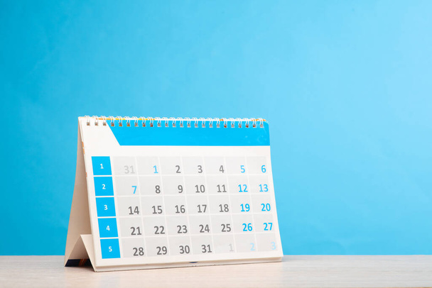 Asztali naptár az asztalon, kék háttér - Fotó, kép