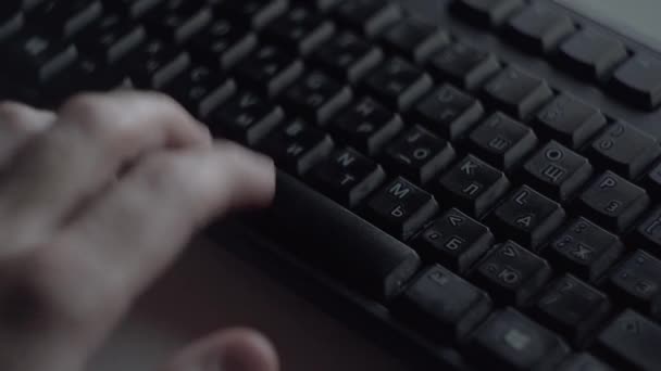 Stisknutím klávesy s prstu. Detailní záběr na mužské prsty stiskne tlačítko na černé počítačovou klávesnici. Muž nervózně stiskne klávesu MEZERNÍK. - Záběry, video