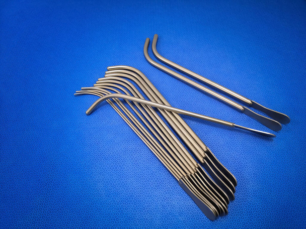 Immagine di primo piano del dilatatore uretrale impostato con maniglia in sfondo blu - Foto, immagini