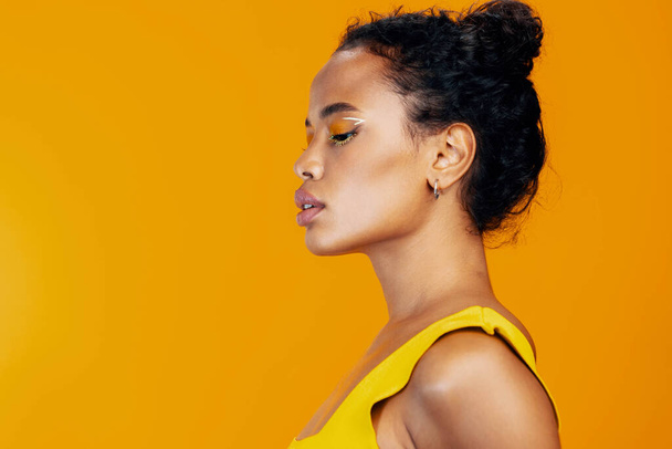 Vrouw make-up studio kopiëren huid mooi geel stijl glimlach cosmetologie mode model gezicht portret afrikaanse cosmetische schoonheid zwart ruimte creatief kleurrijk - Foto, afbeelding