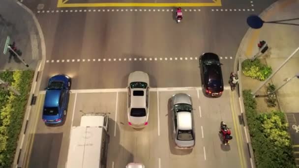 Αεροφωτογραφία της κυκλοφορίας σε αυτοκινητόδρομο. Βολή. Το top view από ένα drone από αυτοκίνητα που τρέχουν στην εθνική οδό τη νύχτα. - Πλάνα, βίντεο