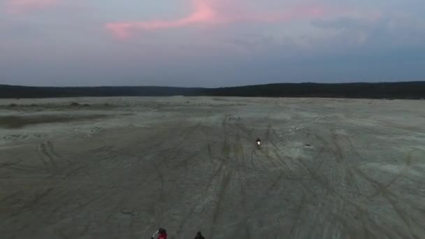 モトクロス レーサーは、砂のオートバイの大規模なプルームあたり砂欄干トラックに沿って移動します。映像。砂の道を完了するバイクを熱望します。突然サンディのモーターサイク リスト演習に Hd - 映像、動画
