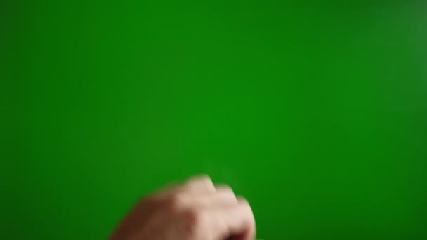 Una mano masculina en una pantalla verde hace un gesto para agrandar la imagen. Concepto pantalla táctil. - Metraje, vídeo