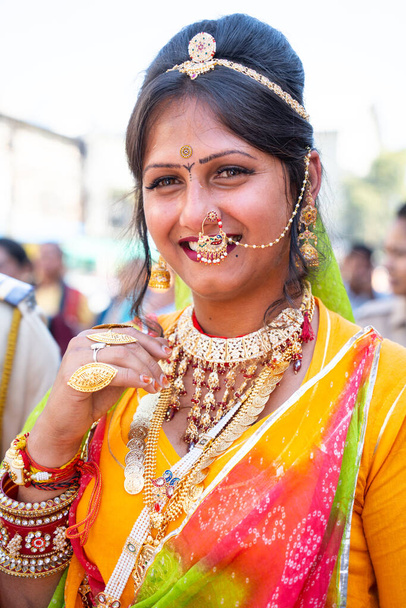 AMRAVATI, MAHARASHTRA, INDIA, 09 GENNAIO 2023: Ritratto di Hijra o transgender per strada durante il festival religioso, Sono categoria sociale nella società indiana che ha riconosciuto come terzo genere. - Foto, immagini