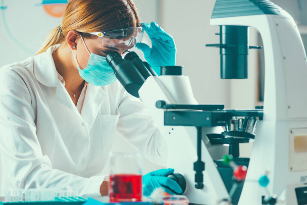  Женщины-учёные исследуют образцы в лаборатории
 - Фото, изображение