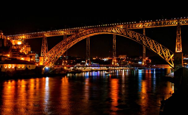 Puente Luis I iluminado de noche en Oporto, Portugal - Foto, Imagen