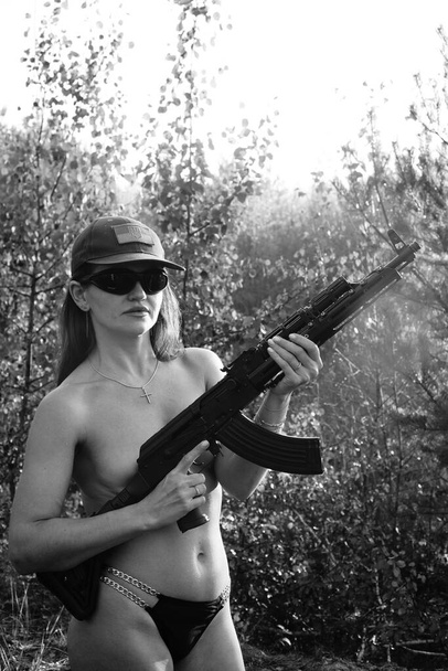 foto en blanco y negro de una chica soldado medio desnuda en el bosque - Foto, imagen