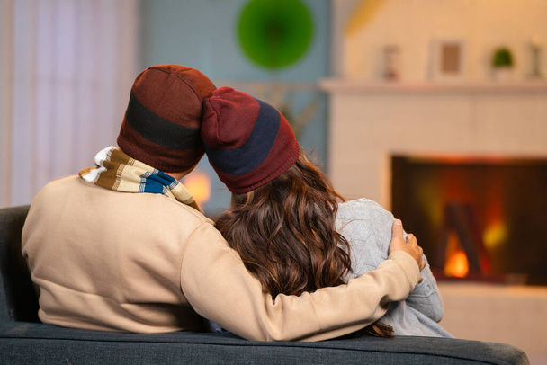 задний вид Счастливые пары проводят время вместе в теплой зимней одежде дома - концепция отношений связи, привязанности и товарищества - Фото, изображение