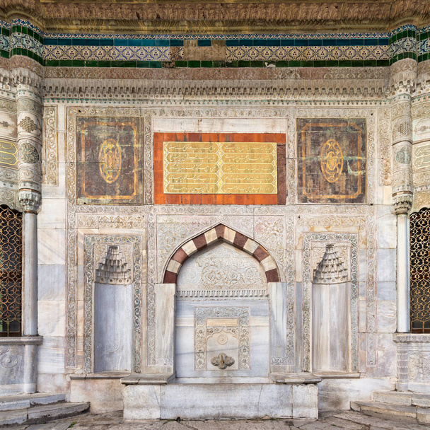 Sulttaani Ahmed III:n marmorilähde tai 1600-luvun turkkilainen rokokoovesilähde Ahmet Cesmesi tai Sebil, joka sijaitsee Suurtorilla Topkapin palatsin keisarillisen portin vieressä, Istanbulissa, Turkissa - Valokuva, kuva