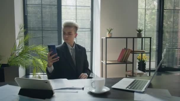 Kadın şirket çalışanı ofiste iş konferansından sonra kahve molası verir. İş kadını internette sörf yapıyor ve ara vermeden cappuccino içiyor. Kadın uygulamayı açmak için ekrana tıklıyor - Video, Çekim