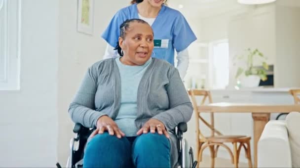 Verpleegster, vrouw in rolstoel en hand in hand voor ondersteuning, gesprek en hulp. Volwassen persoon met een handicap, verzorger comfort en glimlach, luisteren en revalidatie voor medische zorg in huis. - Video